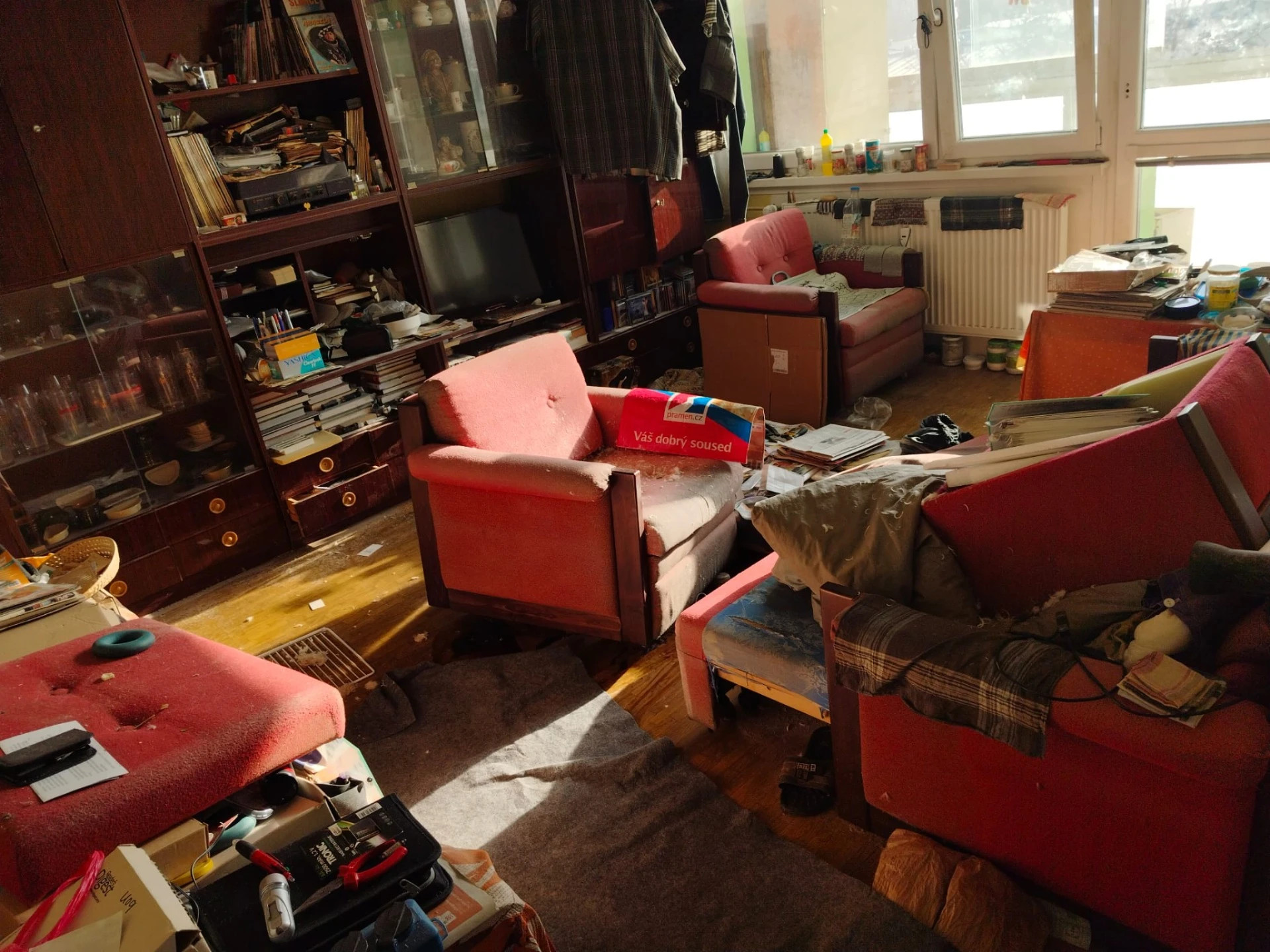 zanedbaný obývací pokoj před vyklízením