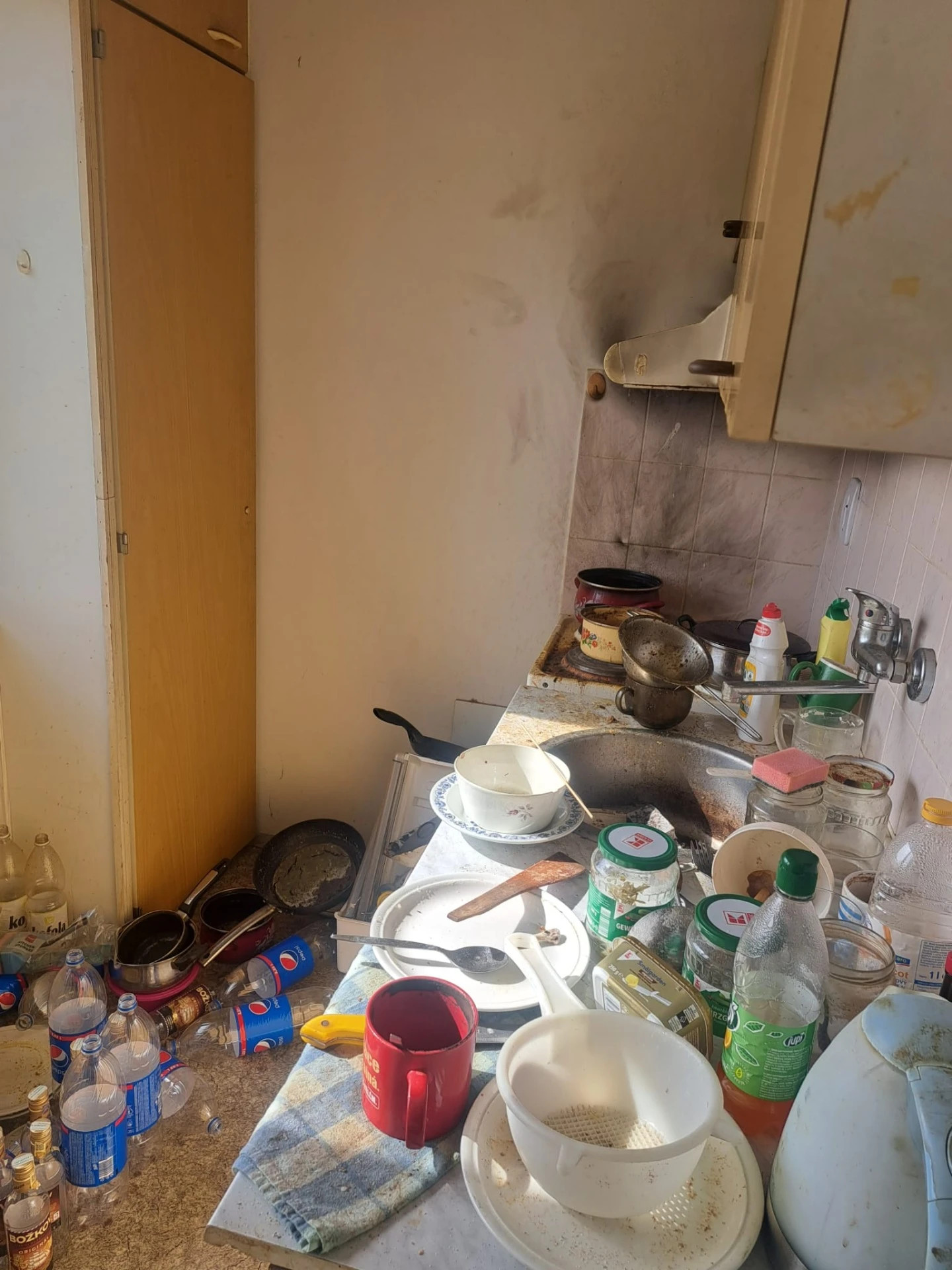 silně znečištěná kuchyň před odborným čištěním