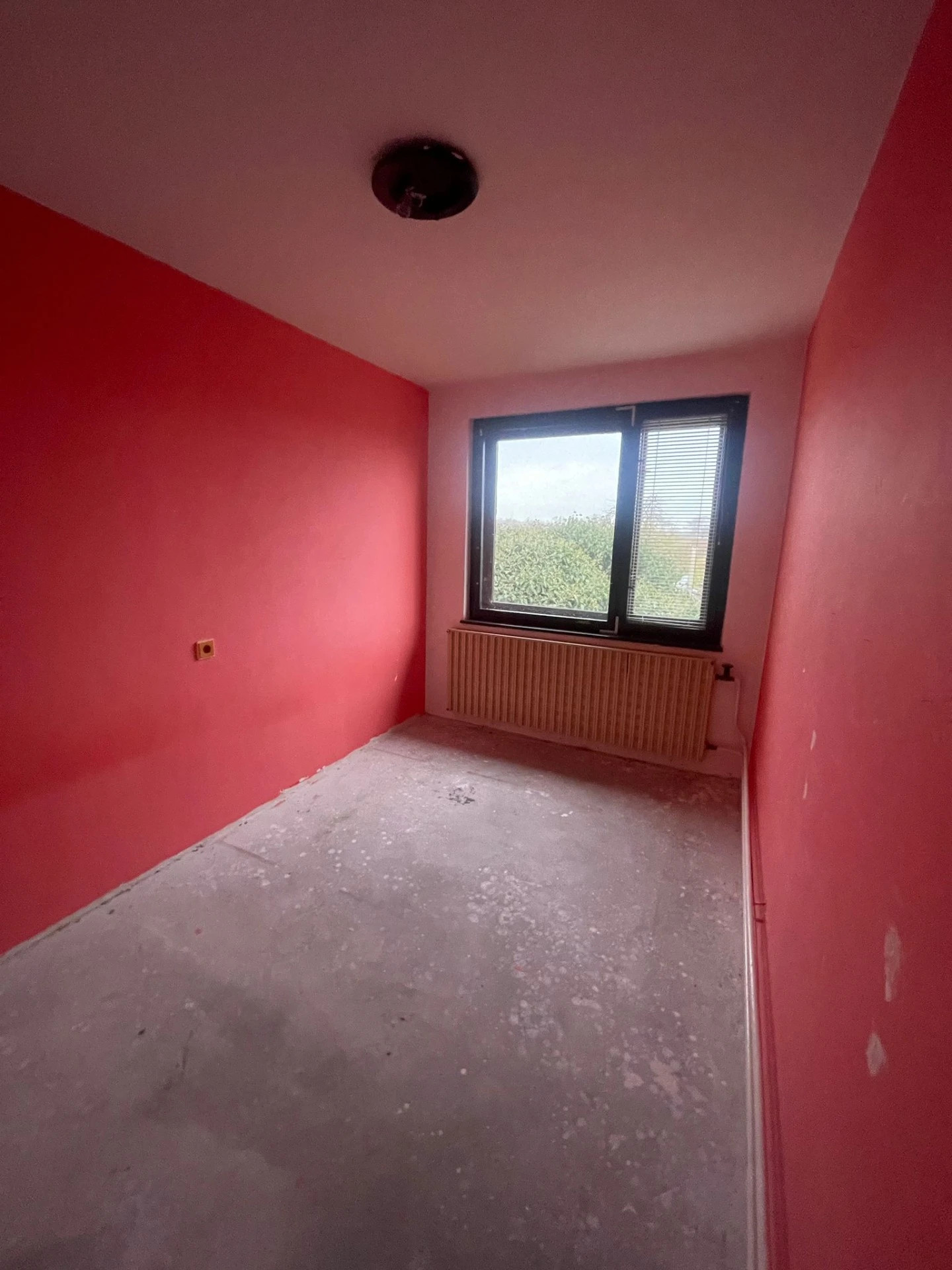 Vyklizená kancelář po odstranění nábytku a přípravě na další rekonstrukci