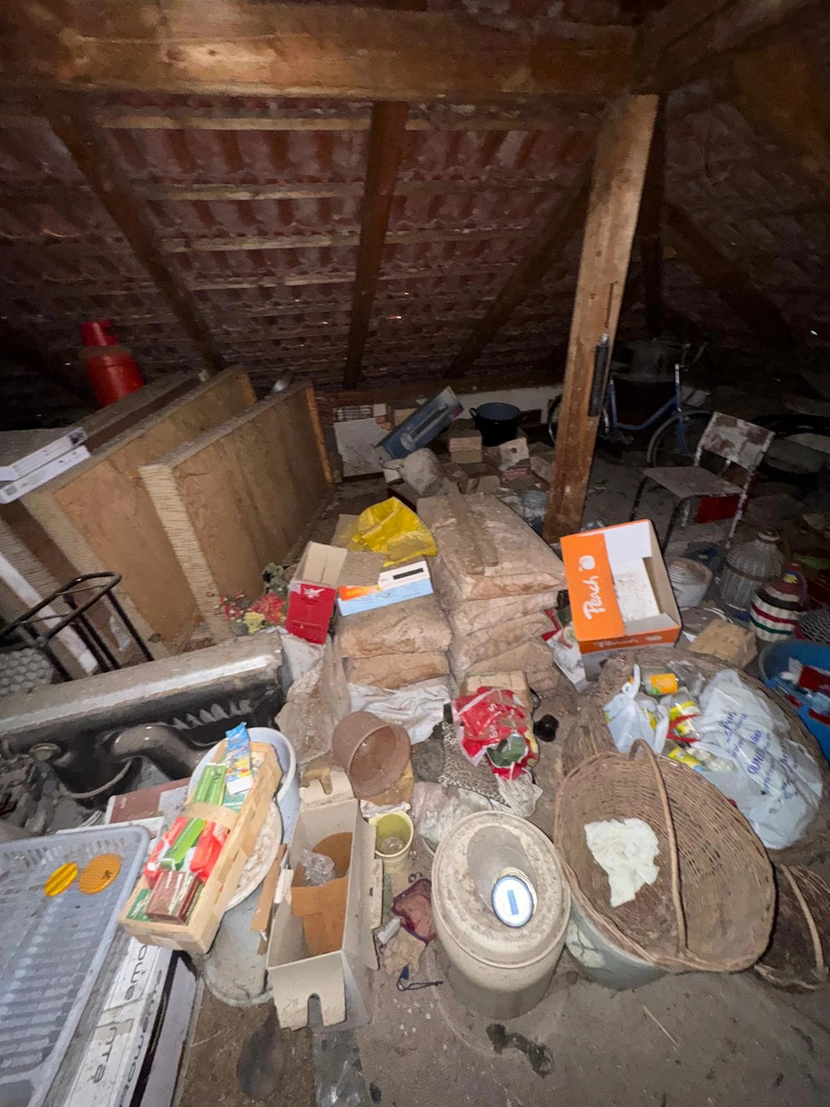 Silně znečištěná půda plná odpadu a starých věcí před vyklízením