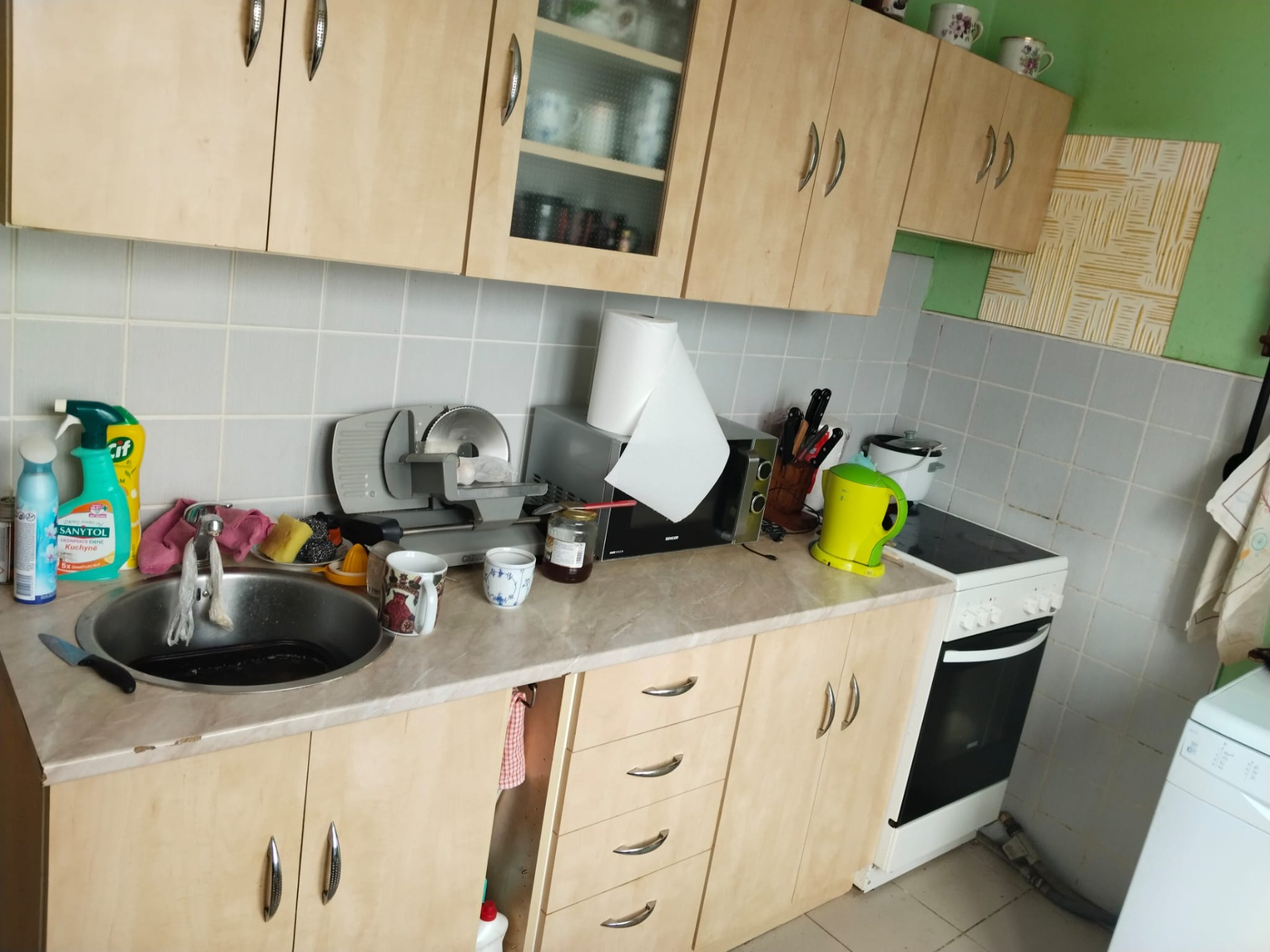 Kuchyně v původním stavu před vyklizením a úklidem.
