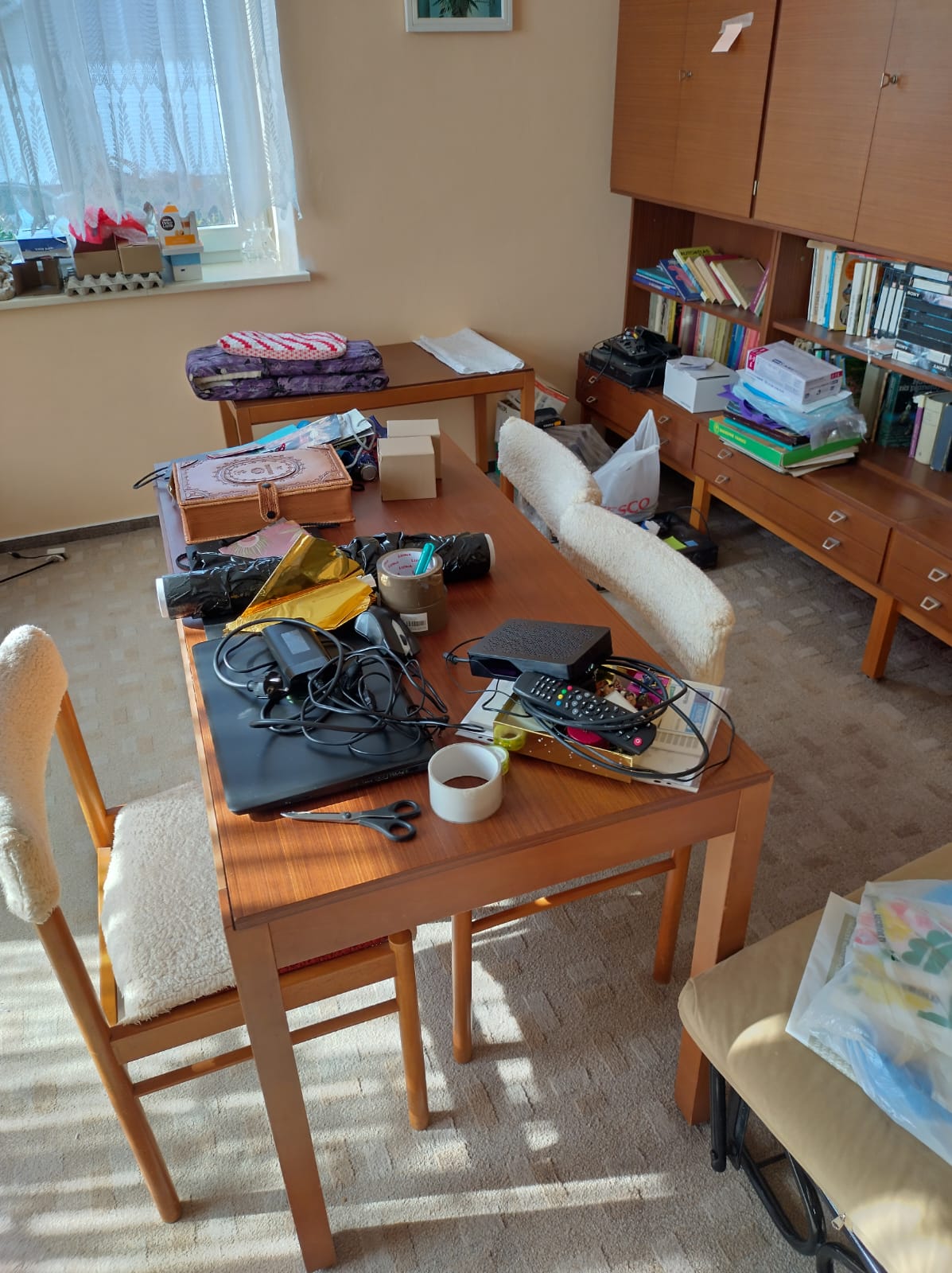 Místnost s nábytkem v původním stavu před vyklizením.