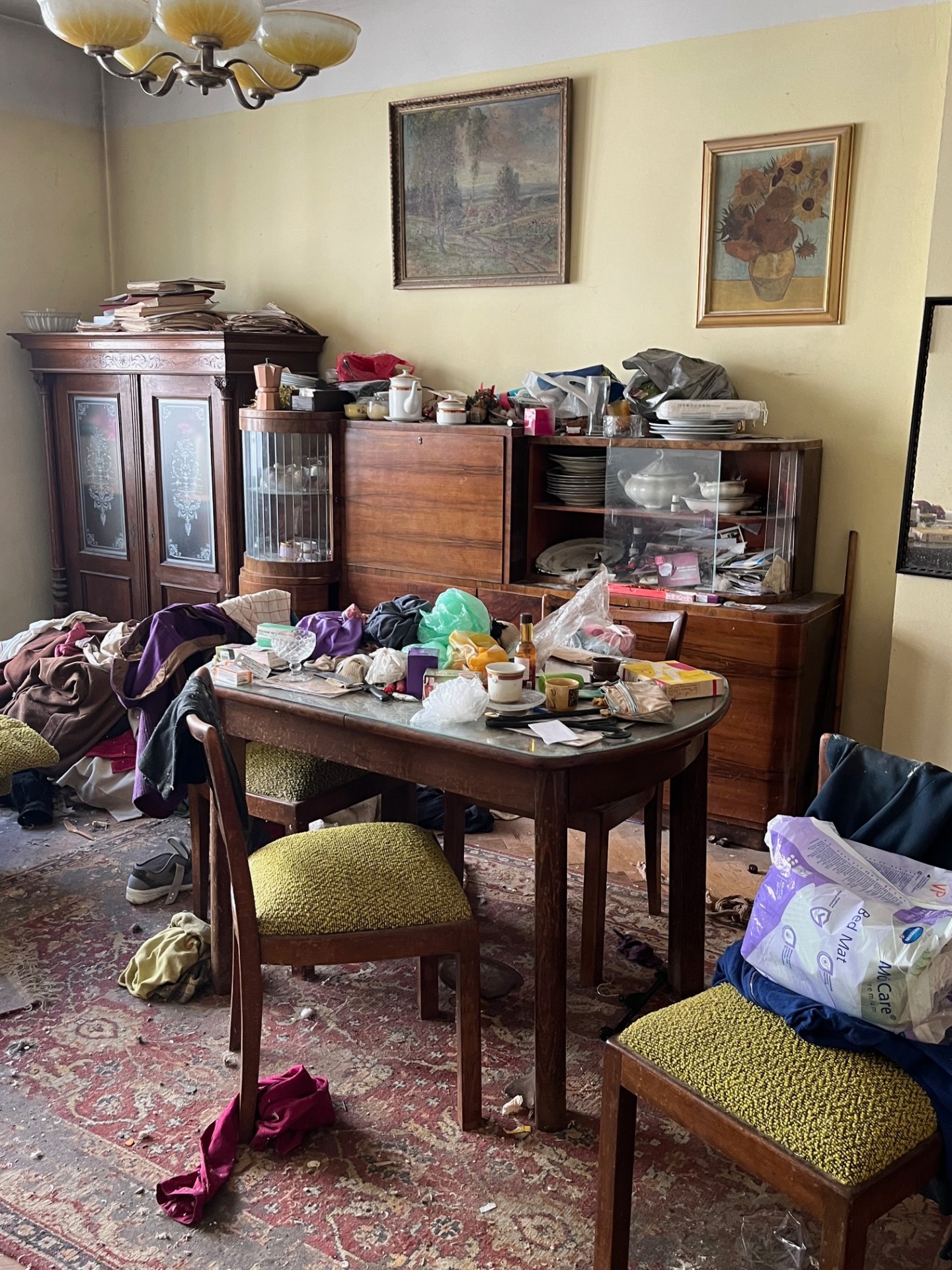 Vyklízení pozůstalosti – původní stav místnosti s nábytkem a osobními věcmi.